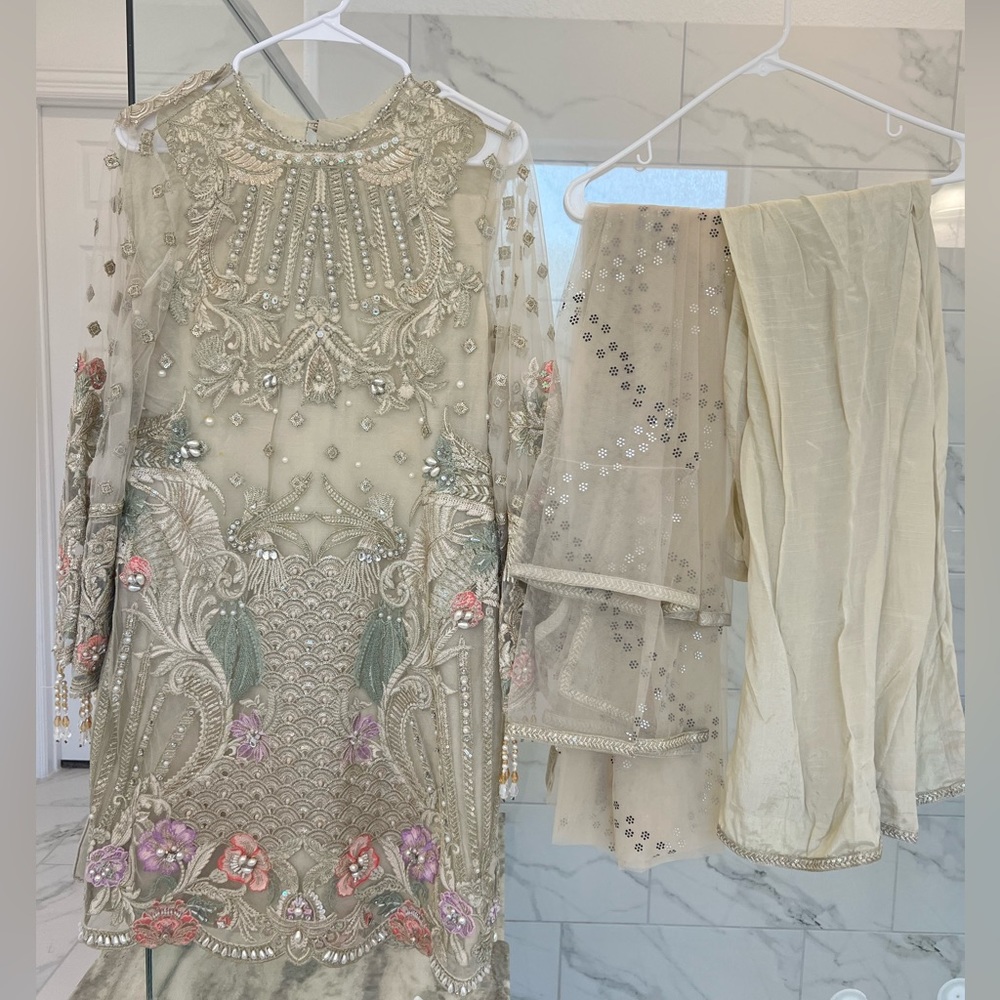 ❌SOLD❌ Suffuse Pakistani outfit